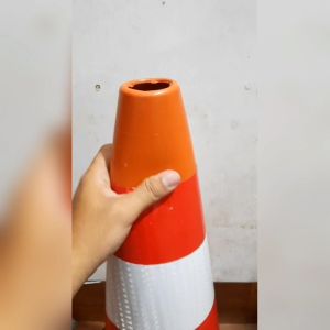 TRAFFIC CONE MOBIL MOTOR 70 CM KERUCUT LALU LINTAS PEMBATAS JALAN SAFETY RUBBER ORANGE MERAH PUTIH