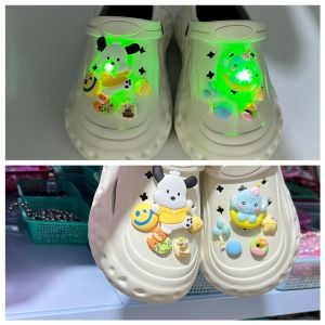 ไฟ LED Crocs รองเท้ามีเสน่ห์ Jibbilz 10ชิ้น/เซ็ตไฟสว่างรองเท้าลูกสุนัขดอกไม้ไฟกระพริบรองเท้าตกแต่งสำหรับ Crocs