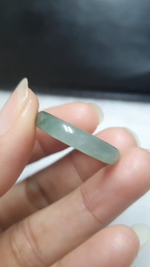 J457 แหวนหยกพม่าเจไดต์ Type A เนื้อวุ้นโปร่งแสงสีขาวอมเขียวอ่อนลายมอส