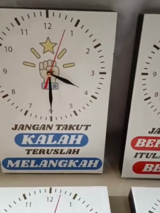 JAM DINDING KAYU KOTAK UNIK DENGAN KATA-KATA MOTIVASI