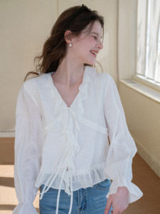 Áo Blouse Trắng Tay Chuông Cổ V Đẹp