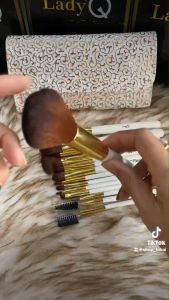 Lady Q ชุดแปรงแต่งหน้า 15 ชิ้น STB15w ครบเซ็ต ขนแปรงเนียนนุ่ม แน่นหนา คุณภาพดี สีติดง่าย ไม่หลุดร่อน พร้อมกระเป๋าหนังถือมีซิป ราคาสุดคุ้ม!!! - สีขาว