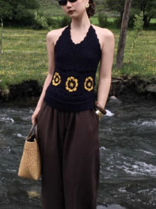 chaqi | เสื้อกั๊กแขนกุดเปิดหลังสีดำสไตล์ฝรั่งเศสสำหรับผู้หญิง เสื้อผ้าทำงานแขนกุดทรงเข้ารูปเซ็กซี่ ลายดอกไม้ คอวี แขนกุด