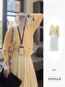 ชุดเสื้อคาร์ดิแกนถักสีเหลืองและกระโปรงยาวครึ่งตัว ชุดสองชิ้นสไตล์เกาหลี ชุดแฟชั่นฤดูใบไม้ร่วง แขนยาว คอกลม