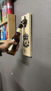 ที่เปิดขวด อุปรณ์เปิดขวดแขวนผนัง ลายลิเวอร์พูล แมนยู แมนซิตี้ ทำจากไม้สน