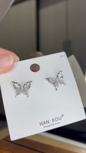 HA013 Anting Pendek Kecil Jarum Perak Sederhana dan Modis Tindik Telinga Mutiara Pita Kupu\\n\\n Anting Tindik Kupu-Kupu: Desain Sederhana & Modis\\n\\nAnting tindik kupu-kupu merupakan salah satu jenis aksesoris telinga perhiasan yang sedang populer di kalangan wanita. Desain sederhana dan modisnya membuat anting ini cocok untuk berbagai acara, mulai dari acara formal hingga santai.\\n\\n Keunikan Desain Anting Tindik Kupu-Kupu\\n\\nAnting tindik kupu-kupu memiliki desain yang unik dan menarik, dengan bentuk kupu-kupu yang cantik dan elegan. Kupu-kupu tersebut terbuat dari logam berkualitas tinggi, seperti perak atau emas, sehingga awet dan tidak mudah rusak. Selain itu, anting ini juga tersedia dalam berbagai warna, mulai dari emas, perak, hingga warna-warna cerah seperti merah muda atau biru.\\n\\n Cara Memilih Anting Tindik Kupu-Kupu yang Sesuai\\n\\nUntuk memilih anting tindik kupu-kupu yang sesuai dengan Anda, pertimbangkanlah beberapa hal berikut:\\n\\n- **Warna**: Pilih warna yang sesuai dengan warna kulit dan gaya pakaian Anda.\\n- **Ukuran**: Pilih ukuran anting yang sesuai dengan bentuk telinga Anda, agar nyaman dipakai.\\n- **Kualitas**: Pastikan anting yang Anda beli terbuat dari bahan berkualitas tinggi dan tidak mudah rusak.\\n\\n Anting Pendek Kecil Jarum Perak: Keunggulan & Fungsi\\n\\nAnting pendek kecil jarum perak adalah jenis anting yang memiliki ukuran kecil dan desain sederhana, namun tetap menarik dan elegan. Anting ini biasanya terbuat dari perak berkualitas tinggi, sehingga awet dan tidak mudah rusak.\\n\\n Mengenal Anting Pendek Kecil Jarum Perak\\n\\nAnting pendek kecil jarum perak memiliki desain sederhana namun elegan, dengan bentuk jarum yang kecil dan ramping. Anting ini cocok digunakan untuk berbagai acara, mulai dari acara formal hingga santai. Selain itu, anting ini juga mudah dipadukan dengan berbagai gaya pakaian.\\n\\n Cara Merawat Anting Pendek Kecil Jarum Perak\\n\\nUntuk merawat anting pendek kecil jarum perak, lakukan beberapa hal berikut:\\n\\n- **Jaga kebersihan**: Bersihkan anting secara rutin dengan lap lembut.\\n- **Simpan dengan baik**: Simpan anting dalam kotak atau wadah yang aman dan kering.\\n- **Hindari kontak dengan bahan kimia**: Hindari kontak anting dengan bahan kimia seperti sabun, lotion, atau air.\\n\\n Tindik Telinga Mutiara Pita: Kelebihan & Variasi\\n\\nTindik telinga mutiara pita adalah jenis tindik telinga yang memiliki desain sederhana namun menarik, dengan bentuk pita yang cantik dan elegan. Tindik ini biasanya terbuat dari mutiara berkualitas tinggi, sehingga awet dan tidak mudah rusak.\\n\\n Mengenal Tindik Telinga Mutiara Pita\\n\\nTindik telinga mutiara pita memiliki desain sederhana namun menarik, dengan bentuk pita yang cantik dan elegan. Tindik ini cocok digunakan untuk berbagai acara, mulai dari acara formal hingga santai. Selain itu, tindik ini juga mudah dipadukan dengan berbagai gaya pakaian.\\n\\n Cara Memadukan Tindik Telinga Mutiara Pita dengan Pakaian\\n\\nUntuk memadukan tindik telinga mutiara pita dengan pakaian, pertimbangkanlah beberapa hal berikut:\\n\\n- **Warna**: Pilih warna tindik yang sesuai dengan warna pakaian Anda.\\n- **Ukuran**: Pilih ukuran tindik yang sesuai dengan bentuk telinga Anda, agar nyaman dipakai.\\n- **Gaya**: Sesuaikan gaya tindik dengan gaya pakaian Anda, apakah formal atau santai.\\n\\n Aksesoris Telinga Perhiasan: Pilihan Terbaik untuk Anda\\n\\nAksesoris telinga perhiasan adalah pilihan terbaik untuk Anda yang ingin menambahkan sentuhan elegan dan menarik pada penampilan Anda. Aksesoris ini tersedia dalam berbagai jenis, mulai dari anting tindik kupu-kupu, anting pendek kecil jarum perak, hingga tindik telinga mutiara pita.\\n\\n Mengenal Aksesoris Telinga Perhiasan\\n\\nAksesoris telinga perhiasan adalah jenis aksesoris yang digunakan untuk mempercantik penampilan Anda. Aksesoris ini tersedia dalam berbagai jenis, mulai dari anting, tindik, hingga gelang telinga. Aksesoris ini biasanya terbuat dari logam berkualitas tinggi, seperti emas atau perak, sehingga awet dan tidak mudah rusak.\\n\\n Cara Memilih Aksesoris Telinga Perhiasan yang Sesuai dengan Anda\\n\\nUntuk memilih aksesoris telinga perhiasan yang sesuai dengan Anda, pertimbangkanlah beberapa hal berikut:\\n\\n- **Warna**: Pilih warna yang sesuai dengan warna kulit dan gaya pakaian Anda.\\n- **Ukuran**: Pilih ukuran aksesoris yang sesuai dengan bentuk telinga Anda, agar nyaman dipakai.\\n- **Kualitas**: Pastikan aksesoris yang Anda beli terbuat dari bahan berkualitas tinggi dan tidak mudah rusak.\\n\\n Tips Menggunakan Anting Tindik Kupu-Kupu, Anting Pendek Kecil Jarum Perak, Tindik Telinga Mutiara Pita, & Aksesoris Telinga Perhiasan\\n\\nBerikut adalah beberapa tips yang bisa Anda ikuti saat menggunakan anting tindik kupu-kupu, anting pendek kecil jarum perak, tindik telinga mutiara pita, dan aksesoris telinga perhiasan:\\n\\n Tips Memadukan Anting Tindik Kupu-Kupu dengan Pakaian\\n\\nUntuk memadukan anting tindik kupu-kupu dengan pakaian, pertimbangkanlah beberapa hal berikut:\\n\\n- **Warna**: Pilih warna anting yang sesuai dengan warna pakaian Anda.\\n- **Ukuran**: Pilih ukuran anting yang sesuai dengan bentuk telinga Anda, agar nyaman dipakai.\\n- **Gaya**: Sesuaikan gaya anting dengan gaya pakaian Anda, apakah formal atau santai.\\n\\n Tips Merawat Anting Pendek Kecil Jarum Perak\\n\\nUntuk merawat anting pendek kecil jarum perak, lakukan beberapa hal berikut:\\n\\n- **Jaga kebersihan**: Bersihkan anting secara rutin dengan lap lembut.\\n- **Simpan dengan baik**: Simpan anting dalam kotak atau wadah yang aman dan kering.\\n- **Hindari kontak dengan bahan kimia**: Hindari kontak anting dengan bahan kimia seperti sabun, lotion, atau air.\\n\\n Tips Memadukan Tindik Telinga Mutiara Pita dengan Pakaian\\n\\nUntuk memadukan tindik telinga mutiara pita dengan pakaian, pertimbangkanlah beberapa hal berikut:\\n\\n- **Warna**: Pilih warna tindik yang sesuai dengan warna pakaian Anda.\\n- **Ukuran**: Pilih ukuran tindik yang sesuai dengan bentuk telinga Anda, agar nyaman dipakai.\\n- **Gaya**: Sesuaikan gaya tindik dengan gaya pakaian Anda, apakah formal atau santai.\\n\\n Tips Memilih Aksesoris Telinga Perhiasan yang Sesuai dengan Anda\\n\\nUntuk memilih aksesoris telinga perhiasan yang sesuai dengan Anda, pertimbangkanlah beberapa hal berikut:\\n\\n- **Warna**: Pilih warna yang sesuai dengan warna kulit dan gaya pakaian Anda.\\n- **Ukuran**: Pilih ukuran aks
