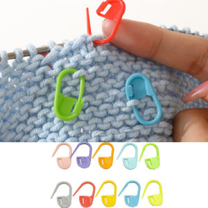 เสื้อผ้าที่ช่วยเหลือที่นิยม หนีบถักโครเชต์สีสันสดใส 50 ชิ้น/แพ็คเพื่อล็อกสัญลักษณ์เข็มพลาสติกงานฝีมือ