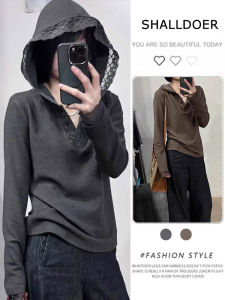 เสื้อยืดคอกลมแขนยาวลายลูกไม้พร้อมหมวกสำหรับผู้หญิง แฟชั่นฤดูใบไม้ร่วง 2025 เสื้อผ้าทำงานสไตล์เกาหลี ผ้าฝ้ายผสม