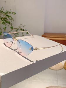 แว่นกันแดดทรงเหลี่ยมขอบเล็กแบบไม่มีกรอบ ทรง F สำหรับผู้ชายและผู้หญิง สไตล์เรียบง่าย ระดับไฮเอนด์ กันแดดได้ดี