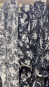 ผ้าเมตร ผ้าโพลีเยสเตอร์พิมพ์ลายดอก สีขาว-ดำ หน้ากว้าง 55 นิ้ว หน่วยขายเป็นเมตร