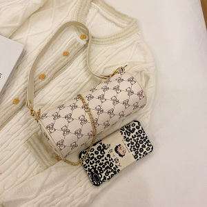 กระเป๋าสะพายไหล่โซ่โลหะสไตล์สี่เหลี่ยมขนมเปียกปูน กระเป๋าสะพายข้างแบบลำลองสำหรับผู้หญิง กระเป๋าทรงหัวเข็มขัดขนาดเล็ก กระเป๋าสะพายข้าง PU ปิดด้วยซิป