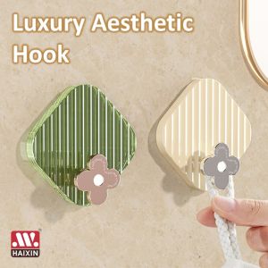 ตะขอติดผนังอเนกประสงค์ 🌸 ลายดอกไม้ 🌸 ตะขอแขวนผ้าขนหนู 👗 ตะขอแขวนอุปกรณ์เครื่องครัว 💻 เทปกาวสองหน้า 🏰 ดีไซน์หรูหรา 💰 กันน้ำ 💸 พร้อมส่ง