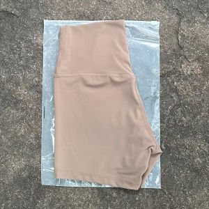 กางเกงขาสั้นออกกำลังกายเอวสูงสำหรับผู้หญิง กางเกงโยคะกันน้ำแห้งเร็ว ดูดซับเหงื่อ ระบายอากาศได้ดี กางเกงสามส่วนสำหรับออกกำลังกายในช่วงฤดูร้อน