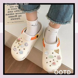 QXshop พร้อมส่งในไทย รองเท้าแตะรัดส้นหัวโต งานแฟชั่น ทรงดี น้ำหนักเบา ใส่สบาย รุ่นนี้มาพร้อมตัวติดการ์ตูนสุดน่ารัก พร้อมส่งให้เลือกหลายสี ใครเล็งสีไหน สั่งเลย