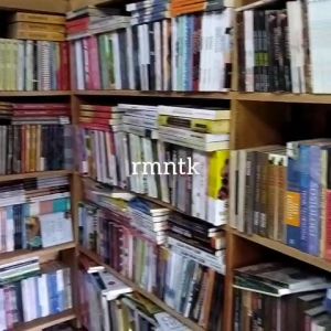 Buku Menjadi Ratu Adil & Romantika Book