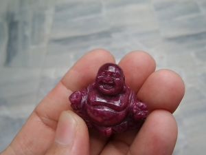 ++Py Beautr++พระสังกัจจายน์แกะสลักจากพลอยทับทิมดิบ ไม่ผ่านการเผาจากประเทศมาดากัสการ์ (Natural Unheated Ruby ) น้ำหนัก 139 กะรัตค่ะ สวยมากๆค่ะ