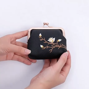Ví nữ cầm tay mẫu mới nhỏ xinh thiết kế khoá cài và thêu cành hoa cực đẹp và thời thượng chất liệu da siêu bền NEW-0012