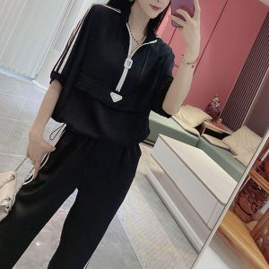 ชุดกีฬาสองชิ้นสำหรับผู้หญิง ชุดกีฬาสไตล์เกาหลี ฤดูร้อนปี 2025 แฟชั่นสูง ครึ่งซิป เสื้อแขนยาว กระโปรงทรงหลวม ชุดทำงาน