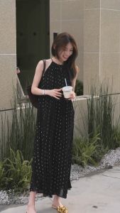 ชุดเดรสยาวคอวีแขนกุดสีดำหรูหราสำหรับผู้หญิงในช่วงฤดูร้อนปี 2025 ชุดเดรสยาวสไตล์ฝรั่งเศสที่หรูหราและสง่างาม