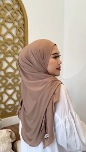 𝗛𝗮𝗻𝗵𝗮𝗻 𝗛𝗶𝗫𝗮𝗯 - Pashmina Oval Polos Jersey Premium Jumbo 180 x 90\\n\\n Apa Itu Hijab Pashmina Jumbo 180 x 90?\\n\\nHijab Pashmina Jumbo 180 x 90 adalah hijab pashmina berukuran besar yang dirancang khusus untuk memberikan kebebasan gerak dan kenyamanan maksimal bagi penggunanya. Dengan ukuran 180 cm x 90 cm, hijab ini lebih lebar dan panjang dibandingkan hijab biasa, sehingga memungkinkan Anda untuk mengenakannya dengan berbagai gaya dan model. Selain itu, hijab ini dibuat dari bahan jersey premium yang sangat nyaman digunakan sepanjang hari.\\n\\n Perbedaan Hijab Pashmina Jumbo Dengan Hijab Biasa\\n\\nPerbedaan utama antara Hijab Pashmina Jumbo 180 x 90 dengan hijab biasa adalah ukuran dan bahan yang digunakan. Hijab Pashmina Jumbo lebih lebar dan panjang, sehingga memungkinkan penggunanya untuk mengenakannya dengan berbagai gaya dan model. Sementara itu, hijab biasa memiliki ukuran yang lebih kecil dan mungkin kurang fleksibel dalam hal gaya.\\n\\n Kelebihan Menggunakan Hijab Pashmina Jumbo 180 x 90\\n\\nMenggunakan Hijab Pashmina Jumbo 180 x 90 memiliki beberapa kelebihan, antara lain:\\n\\n- Lebih lebar dan panjang, sehingga memungkinkan pengguna untuk mengenakannya dengan berbagai gaya dan model.\\n- Bahan jersey premium yang sangat nyaman digunakan sepanjang hari.\\n- Didesain untuk memberikan kebebasan gerak dan kenyamanan maksimal bagi penggunanya.\\n\\n Bagaimana Memilih Hijab Desain Polos dan Nyaman?\\n\\nUntuk memilih hijab desain polos dan nyaman, ada beberapa hal yang perlu diperhatikan:\\n\\n- Pilih bahan yang berkualitas tinggi dan nyaman digunakan sepanjang hari.\\n- Perhatikan ukuran hijab, pastikan hijab yang Anda pilih sesuai dengan ukuran kepala Anda.\\n- Pilih warna yang cocok dengan warna kulit dan penampilan Anda.\\n\\n Tips Memilih Hijab Jersey Berkualitas Tinggi\\n\\nUntuk memilih hijab jersey berkualitas tinggi, ada beberapa tips yang bisa Anda ikuti:\\n\\n- Perhatikan bahan hijab, pastikan hijab yang Anda pilih dibuat dari bahan jersey premium.\\n- Cek kualitas jahitan hijab, pastikan jahitan hijab rapi dan kuat.\\n- Perhatikan ukuran hijab, pastikan hijab yang Anda pilih sesuai dengan ukuran kepala Anda.\\n\\n Perbedaan Hijab untuk Pria dan Wanita\\n\\nPerbedaan utama antara hijab untuk pria dan wanita adalah model dan gaya. Hijab untuk pria biasanya berupa kain panjang yang diikat di kepala, sedangkan hijab untuk wanita biasanya berupa kain persegi atau segitiga yang bisa digunakan dengan berbagai gaya dan model.\\n\\n Cara Memakai Hijab Pashmina Oval Polos Jersey Premium Jumbo 180 x 90\\n\\nBerikut adalah langkah-langkah memakai Hijab Pashmina Oval Polos Jersey Premium Jumbo 180 x 90 dengan tepat:\\n\\n1. Lipat hijab menjadi bentuk segitiga.\\n2. Tempatkan hijab di atas kepala Anda, pastikan ujung hijab menutupi dahi dan rambut Anda.\\n3. Tarik ujung hijab ke belakang kepala Anda dan ikat dengan simpul.\\n4. Lipat sisi hijab ke dalam dan tarik ke depan.\\n5. Tarik ujung hijab ke bawah dan ikat dengan simpul.\\n\\n Cara Merawat Hijab Pashmina Jumbo Agar Tetap Awet\\n\\nUntuk merawat Hijab Pashmina Jumbo agar tetap awet, ada beberapa hal yang perlu Anda lakukan:\\n\\n- Cuci hijab secara rutin menggunakan deterjen yang sesuai.\\n- Jemur hijab di tempat teduh dan hindari sinar matahari langsung.\\n- Setrika hijab dengan suhu rendah untuk menjaga kualitas bahan.\\n- Simpan hijab di tempat yang kering dan aman dari serangga.\"