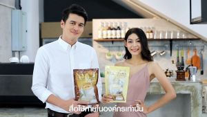 กาแฟกิฟฟารีน กาแฟ รอยัล คราวน์ เอส มอคค่า กาแฟปรุงสำเร็จ ชนิดผง Giffarine Royal Crown S-Mocha หอมกรุ่นกาแฟอาราบิก้าและโรบัสต้าผสมโกโก้ ลงตัวด้วยรสชาติอร่อย เข้มข้นถึงรสกาแฟ ไม่มีน้ำตาล ไม่มีคลอเลสเตอรอล ไม่มีไขมันทรานส์ พลังงาน 80 กิโลแคลอรีต่อซอง
