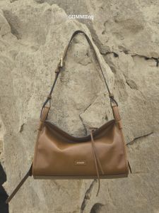 GIIM MII | High Capacity Commuter Shoulder Bag Tanned Leather