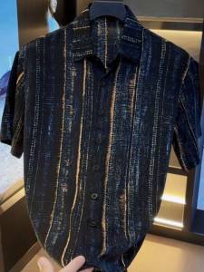 เสื้อเชิ้ตแขนสั้นลายทางชาย ทรงหลวม ระบายอากาศได้ดี ทรงปกติ ฤดูร้อน 2025 แฟชั่นลำลอง เสื้อเชิ้ตผู้ชาย