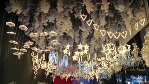 โคมระย้างานแต่งงานข้ามพรมแดน อะคริลิคแต่งงาน โคมระย้าเพดาน ท้องฟ้าที่เต็มไปด้วยดวงดาวงานแต่งงาน โคมไฟแขวนตกแต่งเพดาน ส่ง