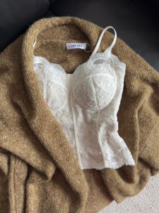 French Style Lace Trim Fleece Lined Slim Fit Tank Top Womens Outerwear Thermal Vest with Chest Pad Casual Daily Wear