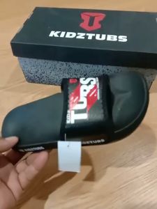 KIDZTUBS Sandal Anak Laki-Laki Karet Slipper Slide Selop Slipon Jepit Karakter Warna Hitam Usia 6-10 Tahun