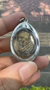 เหรียญเหนือดวง หลวงปู่มหาศิลา สิริจันโท เนื้อทองเหลือง เลี่ยมกรอบแสตนเลสอย่างดี