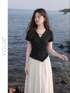 YOUXIANG | Áo Thun Ôm Body Cổ V Độc Đáo