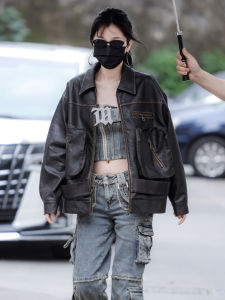 เสื้อแจ็คเก็ตหนังสีน้ำตาลหลวมๆ สำหรับผู้หญิง ดีไซน์เก๋ไก๋ สไตล์มอเตอร์ไซค์ย้อนยุค ฤดูใบไม้ผลิ 2023 แขนยาว ผ้า PU คอโปโล