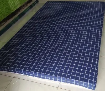 Kasur busa berkualitas super awet ukuran 180x140x10cm muat 3 orang motif geometris.