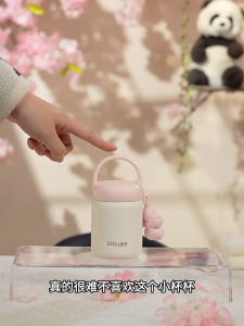 Mini เติมน้ำเย็นได้ กระติกน้ําสูญญากาศ Thermos สติกเกอร์ 316 สแตนเลสดื่มขวดน้ําน่ารัก 200ml ส่งสติ๊กเกอร์และจี้ได้