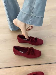 รองเท้าส้นแบน Mary Janes สีแดงสไตล์ฝรั่งเศสสำหรับผู้หญิง ฤดูใบไม้ผลิและฤดูร้อน หนังนิ่ม หัวเหลี่ยม ผูกโบว์ รองเท้า Mary Janes สไตล์ย้อนยุค