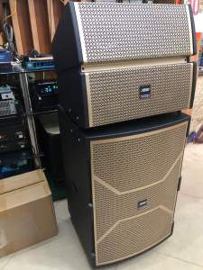 Loa karaoke di động công suất lớn Bose Array 9898 (Loa 3 đường tiếng 2 bass 40cm 2 loa trung 20cm 2 loa treble công suất đạt 1000W 2 Micro UHF karaoke chuyên nghiệp)