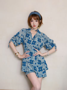 MIUCO | Bộ Áo Blouse Vòng Cổ V In Hoa Nút Bó và Quần Short Mẫu Trung Quốc Mới