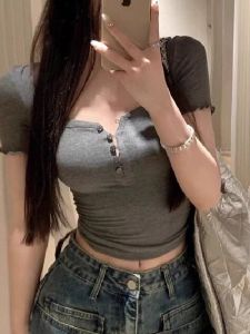 Áo Thun Nữ Tay Ngắn Màu Xám Ôm Vừa Vặn Cổ Vuông Hở Xương Quai Xanh Mùa Hè Gợi Cảm Cổ Thấp Ngắn Quần Áo Công Sở