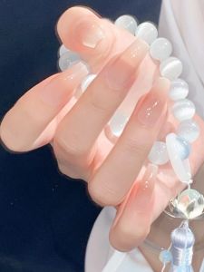 Móng tay nghệ thuật gradient màu trắng tinh khiết với vẻ ngoài tự nhiên lâu dài cho cô dâu Chăm sóc móng tay ngày cưới