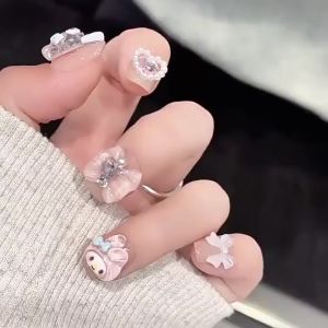 YADORNOS 24Pcs Manikur Merah Muda Dopamin Melodi-Kuku Karakter Kartun Busur 3D Lucu-Buatan Tangan-Dapat Dilepas dan Digunakan Kembali