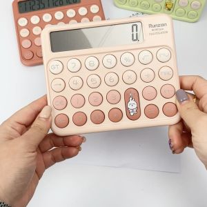 เครื่องคิดเลขน่ารักจากกรุงเทพ เป็นเครื่องคิดเลขจุดน้ำหนักสำหรับหน้าจอขนาดใหญ่ รวม 4 สไตล์ เป็นพิมพ์กลม ปุ่มการ์ตูน และพิมพ์กลม สำหรับความสวยงามและความสนุก