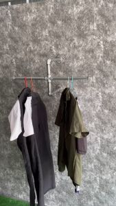 ราวติดผนังรุ่นตัว + 2 ขา มีขนาดความยาว 46 CM56 CM60 CM ทำจากท่อประปาชุบกัลวาไนซ์คาดน้ำเงิน ขนาด 6หุน