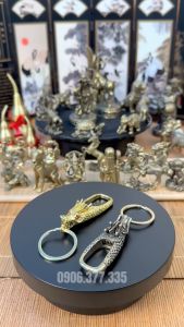 Móc Khoá Thắt Lưng Phong Thủy Bằng Đồng Kiểu Dáng Đầu Rồng Ngọc Đỏ (Kích Thước: 2.4 x 6.8cm)