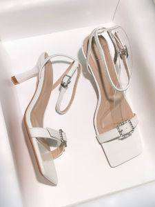 รองเท้าแตะส้นสูงแบบมีสายรัดหัวเข็มขัดประดับคริสตัลสุดหรูสำหรับผู้หญิง รองเท้าแฟชั่นฤดูร้อน พื้นยาง ส้นสูง 5-8 ซม.