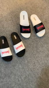 Sandal Slop Pria Dewasa Uk 36-43 dan Anak-anak Uk 26-35 Kekinian – Nyaman & Stylish MTHRS-133