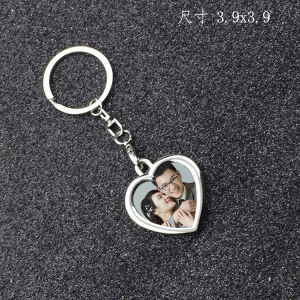 พวงกุญแจรูปที่กำหนดเองมีเอกลักษณ์ส่วนตัวที่ห้อยสำหรับคู่รักลูกน้อยรูปโลหะสร้างสรรค์ DIY ของขวัญวันเกิดที่ระลึก