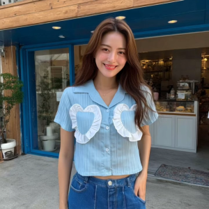 เสื้อผ้าแฟชั่นผู้หญิง สไตล์สาวเกาหลี เสื้อปก แต่งกระเป๋าหัวใจแต่งระบาย#WS227