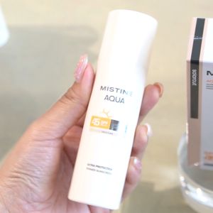 MISTINE AQUA BASE ULTRA PROTECTION MOISTURIZING&GLOWING PRIMER SUNSCREEN SPF45 PA+++ สำหรับผิวแพ้ง่าย สูตรเมคอัพเบส Makeup Base ไพรเมอร์กันแดด 40 ML