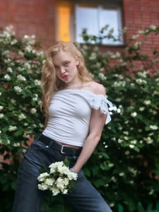 2025 สตรีฤดูร้อนInsสไตล์ใหม่หดจีบOne-Shoulder Crop Top Backless Twist Tieไม่สมมาตรเสื้อยืดลําลองtop